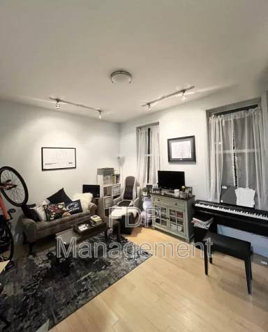 Main picture of 488 E Main St