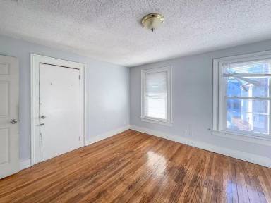 Main picture of 33 Button St