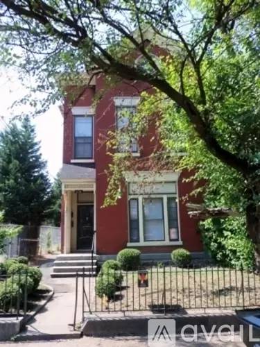 Main picture of 834 E Chestnut St