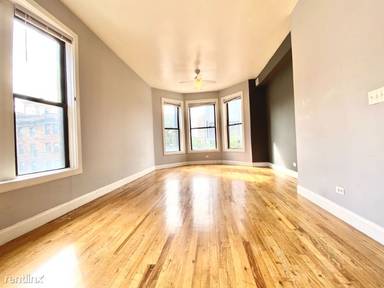 Main picture of 900 W Montrose Ave
