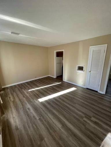 Main picture of 1546 N Pinecrest St
