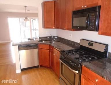 Main picture of 6439 N Damen Ave