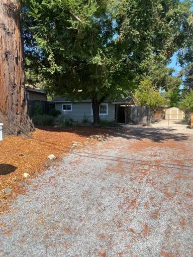 Main picture of 560 School St