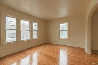 Main picture of 220 Herriman St