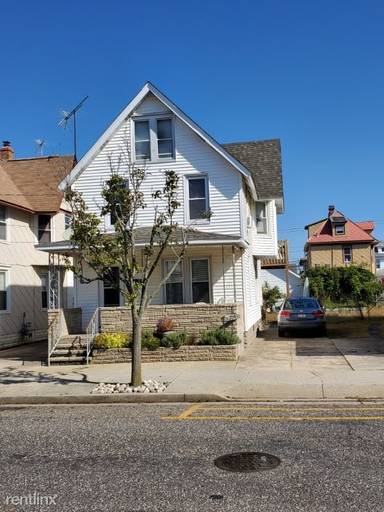 Main picture of 219 W Maple Ave