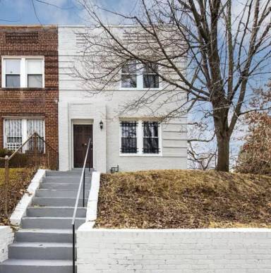 Main picture of 401 Newcomb St SE