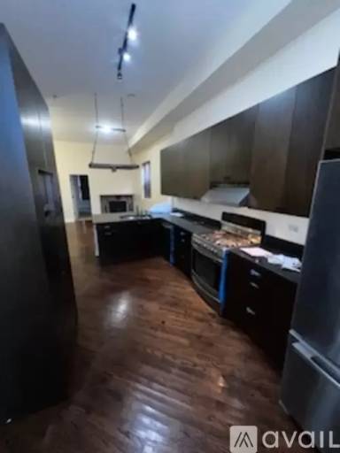 Main picture of 1010 S Oakley Blvd