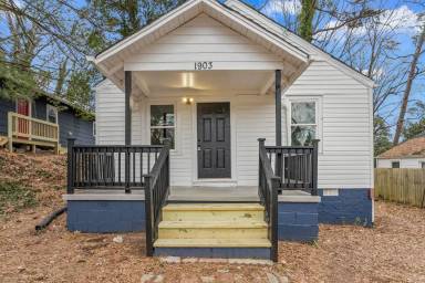 Main picture of 1903 Larkin St