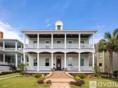 Main picture of 902 N Spring St