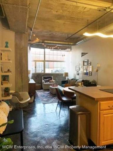 Main picture of 321 W 7th St