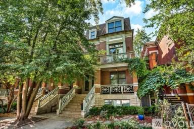 Main picture of 1550 N Hoyne Ave