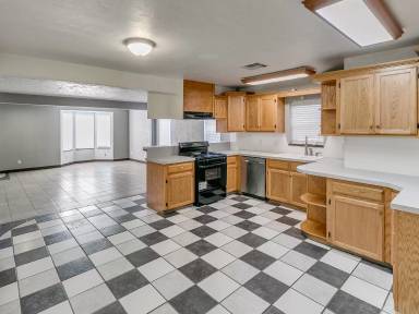 Main picture of 211 E Harmon Dr