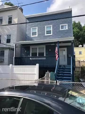 Main picture of 66 Chestnut St
