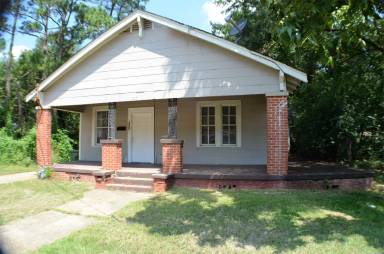 Main picture of 2233 E 3rd St