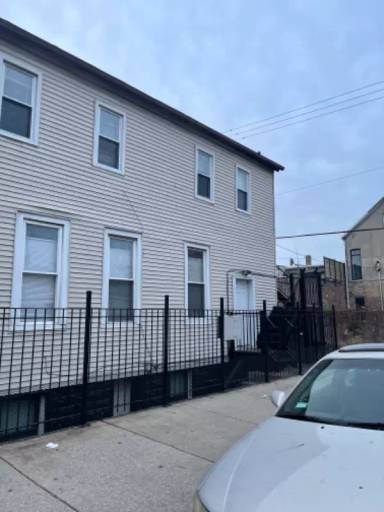 Main picture of 2200 W 21st Pl
