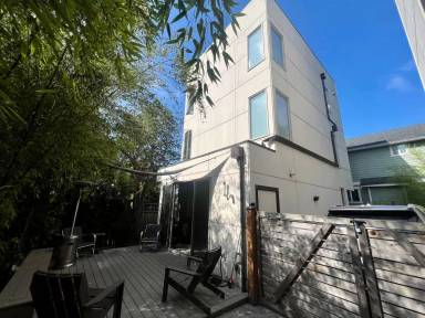 Main picture of 627 NW Market St