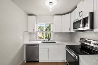 Main picture of 184 Centre St