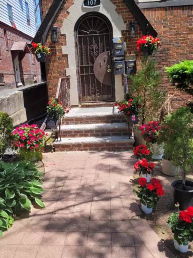 Main picture of 1 Vassar Ave