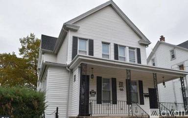 Main picture of 33 S 18th St