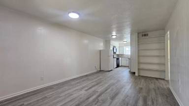 Main picture of 2420 Louise St