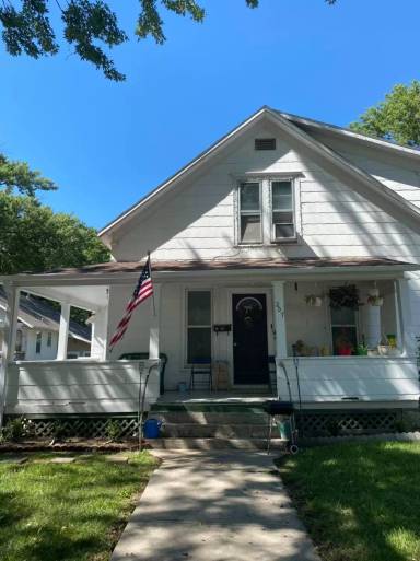 Main picture of 207 W Lowell Ave