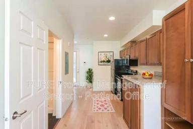 Main picture of 5490 SE Milwaukie Ave
