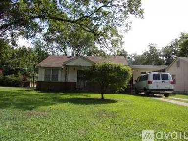 Main picture of 300 N Center Dr