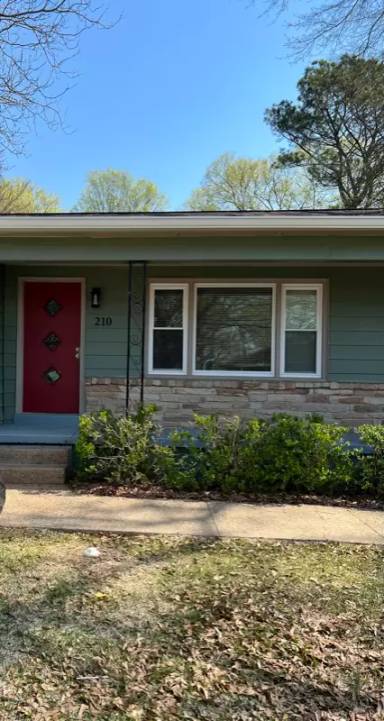 Main picture of 210 S Foster Dr