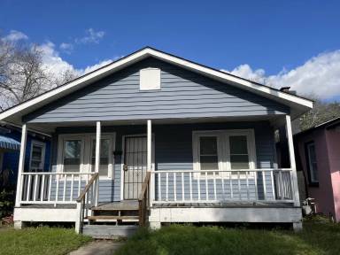 Main picture of 622 E Waldburg St