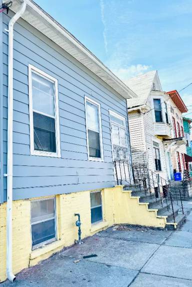 Main picture of 502 1st St