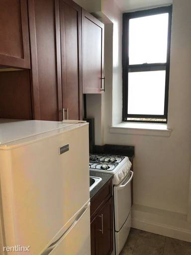 Main picture of 500 W 235th St