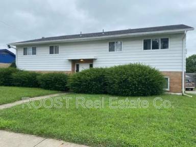 Main picture of 906 W Lake Ave