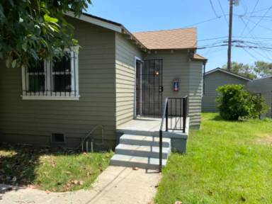 Main picture of 818 1/2 Myrtle Ave