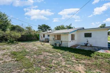 Main picture of 3960 Barcelona St