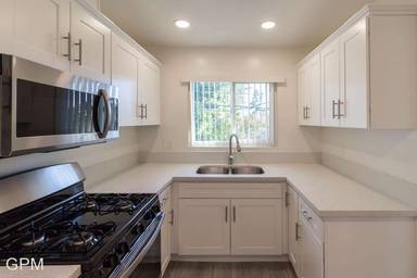 Main picture of 12828 Oxnard St