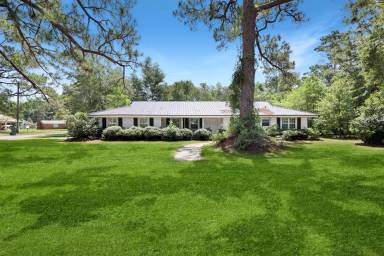 Main picture of 301 Carlton Dr