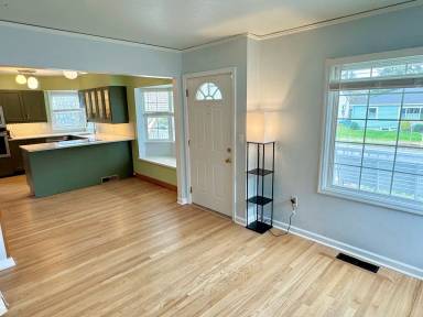 Main picture of 4912 N Yale St