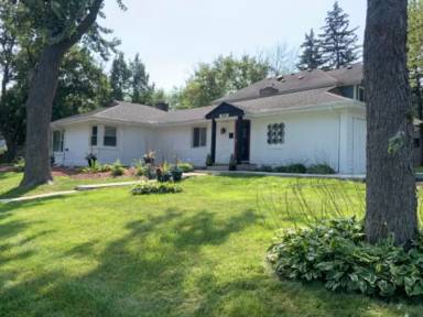 Main picture of 842 W 7th St