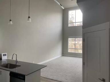 Main picture of 5072 North University Avenue - 101