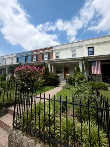 Main picture of 1910 D St NE