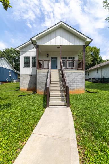 Main picture of 619 Midlake Dr