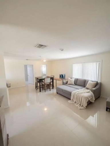 Main picture of 261 NE 40th St