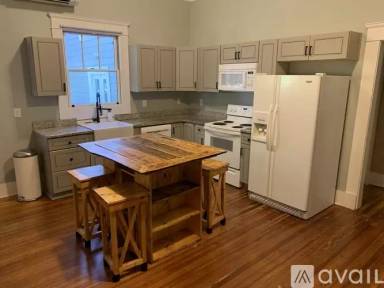 Main picture of 807 Monroe Dr NE