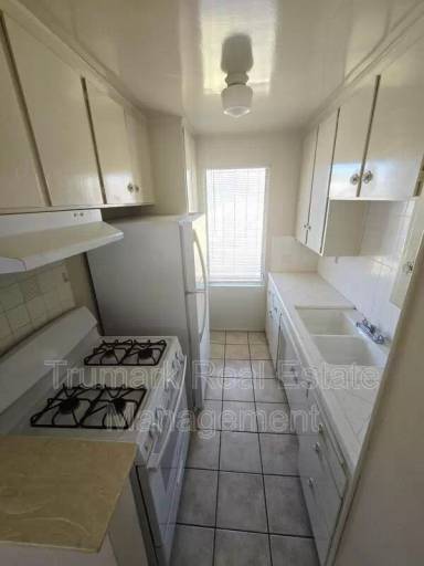 Main picture of 4619 Lexington Ave