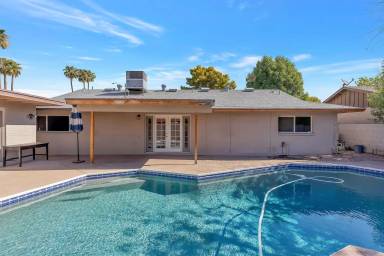 Main picture of 505 E Carson Dr
