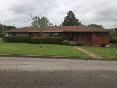 Main picture of 1400 Robin Dr
