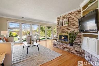 Main picture of 587 Pineview Dr