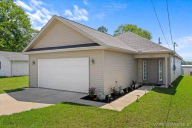 Main picture of 102 Whispering Pines St