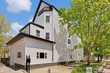 Main picture of 2901 N Sacramento Ave