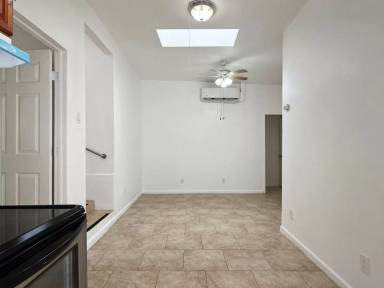 Main picture of 2657 E Monroe St